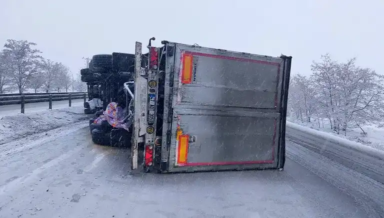 Konya'da Saman Balya Yüklü Tır Devrildi: 2 Yaralı